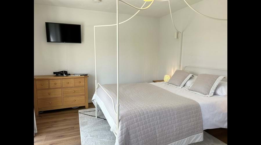 Kingsize bedroom (ground floor)