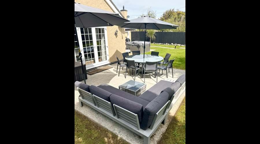 Enclosed rear garden (patio furniture available to use April-September)