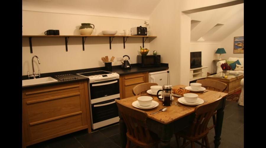 Cwch Gwenyn (Beehive) Kitchen & Dining