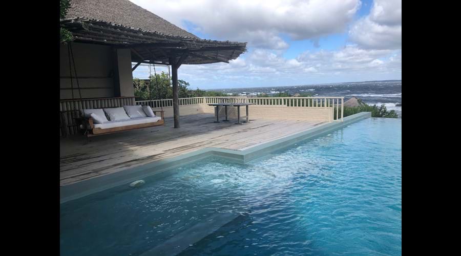 Pool bar and living