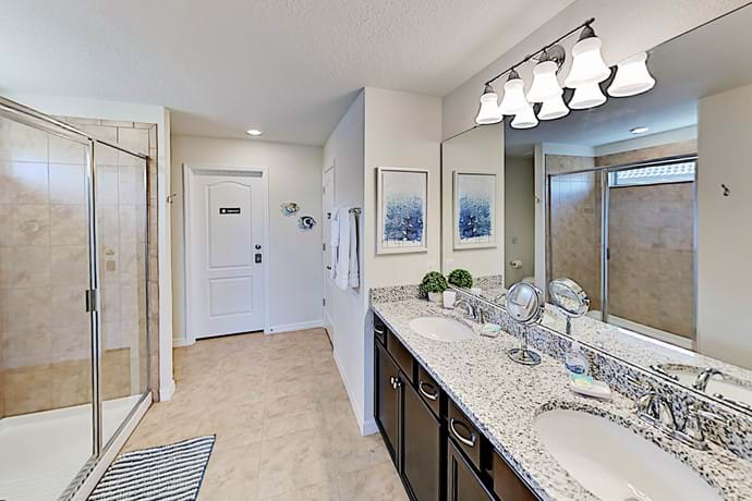 Main Master Bathroom with double sink & walk-in Shower Main Master Bathroom with double sink & walk-in Shower