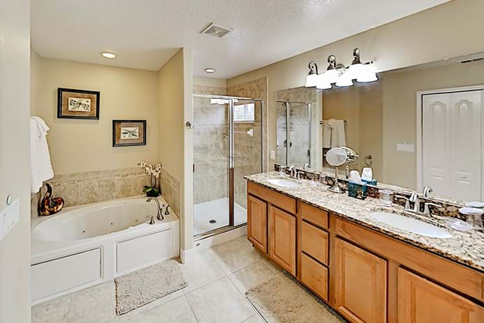 Huge King Master Suite with double vanity, jetted Tub & Walk-in Shower Huge King Master Suite with double vanity, jetted Tub & Walk-in Shower