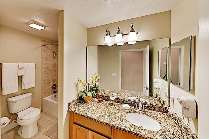 Lower Queen ensuite Lower Queen ensuite