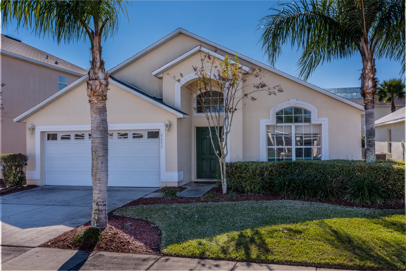 Beautiful 5 Bedroom Lakefront Villa with Private Pool on the Award