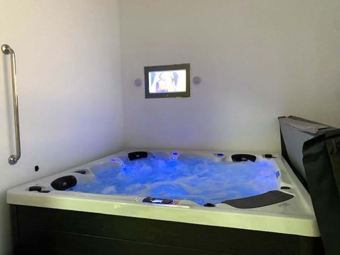 Hot tub outside + jacuzzi inside with music and coloured lights
