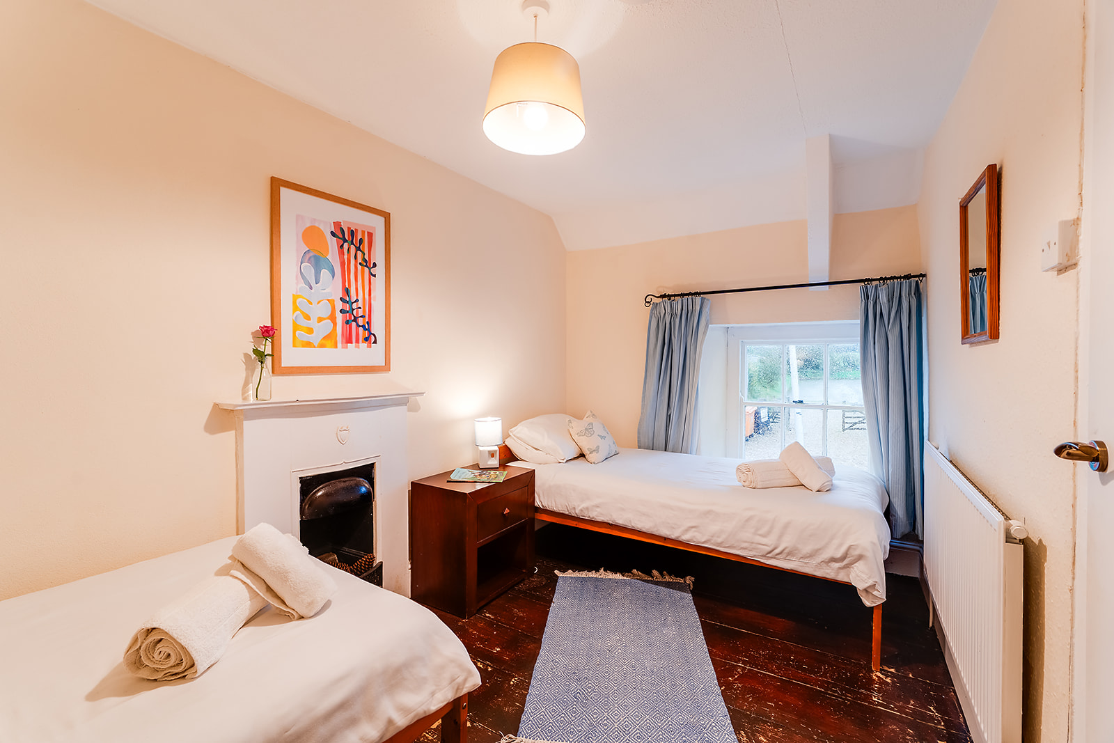 Comfortable twin bedroom 