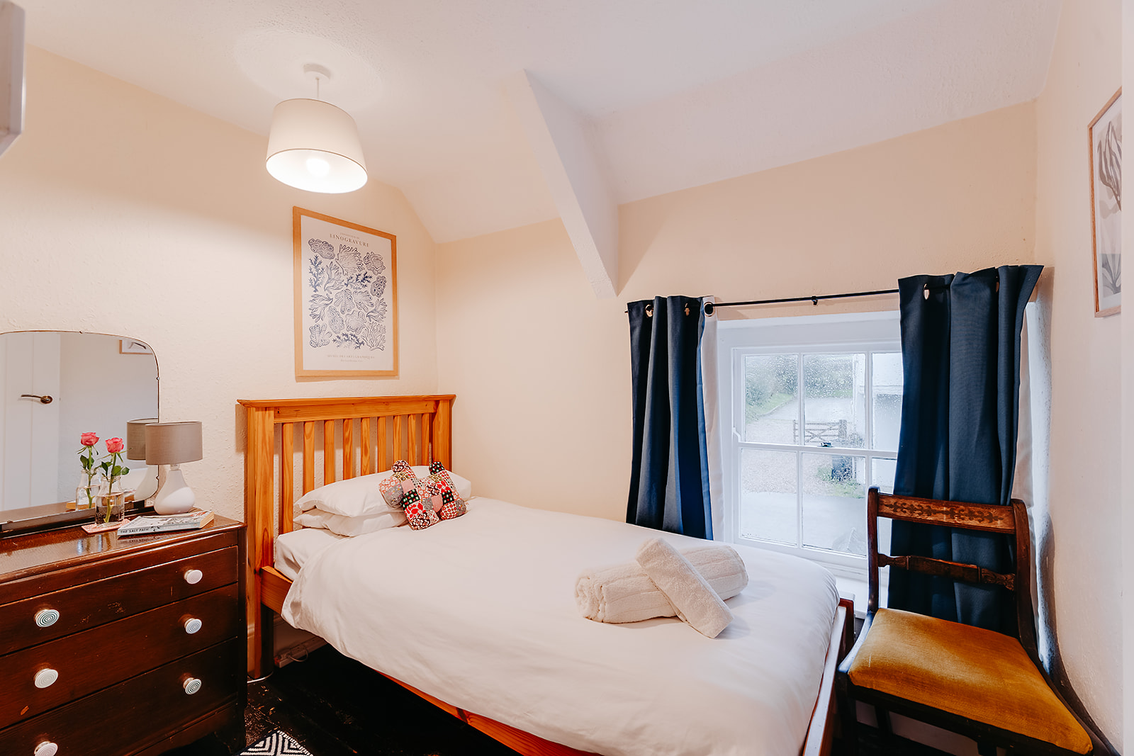 Cosy single bedroom upstairs