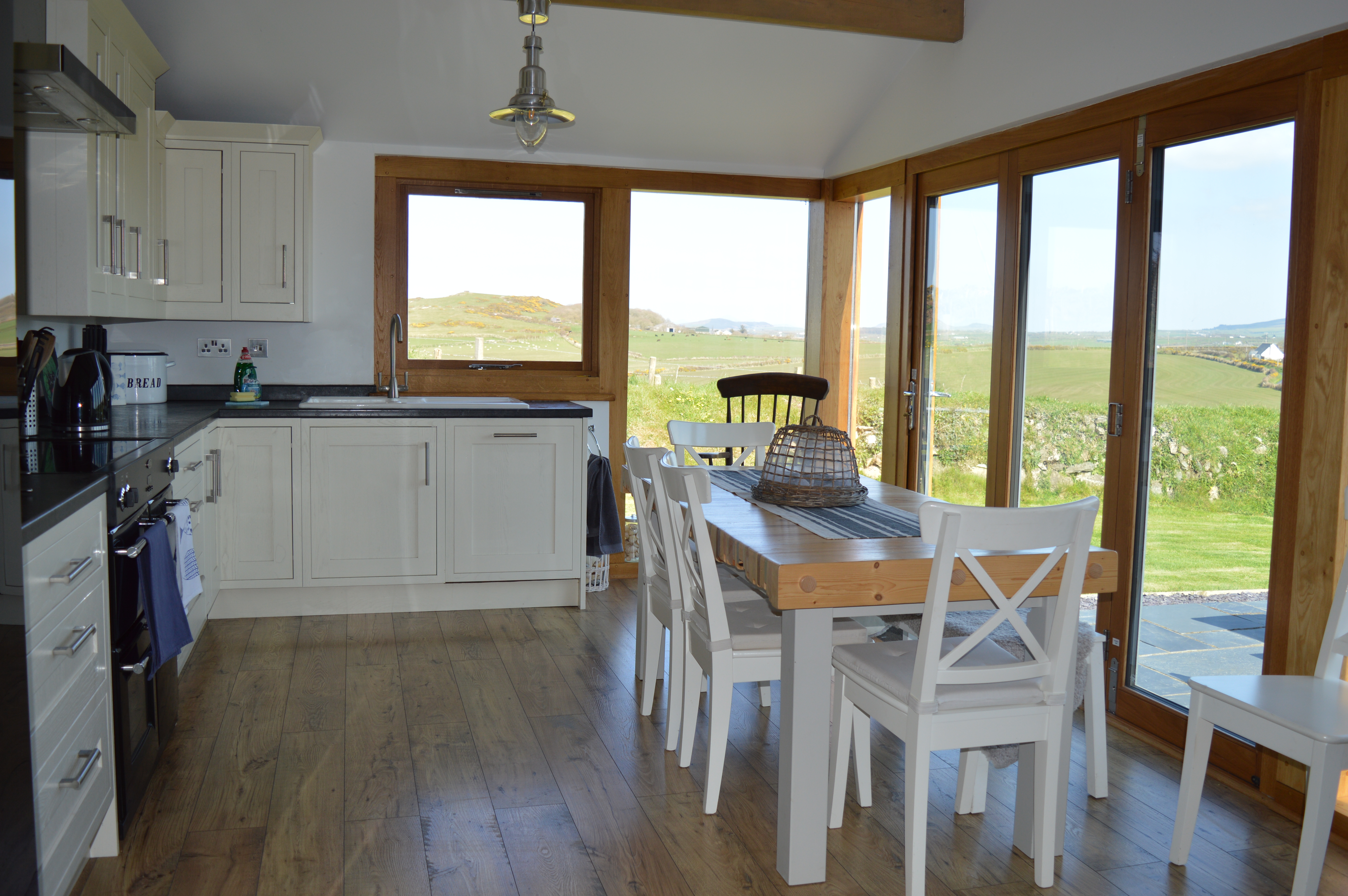 Kitchen with American style fridge freezer with ice machine, induction hob and double oven, dishwasher - a well equipped kitchen.