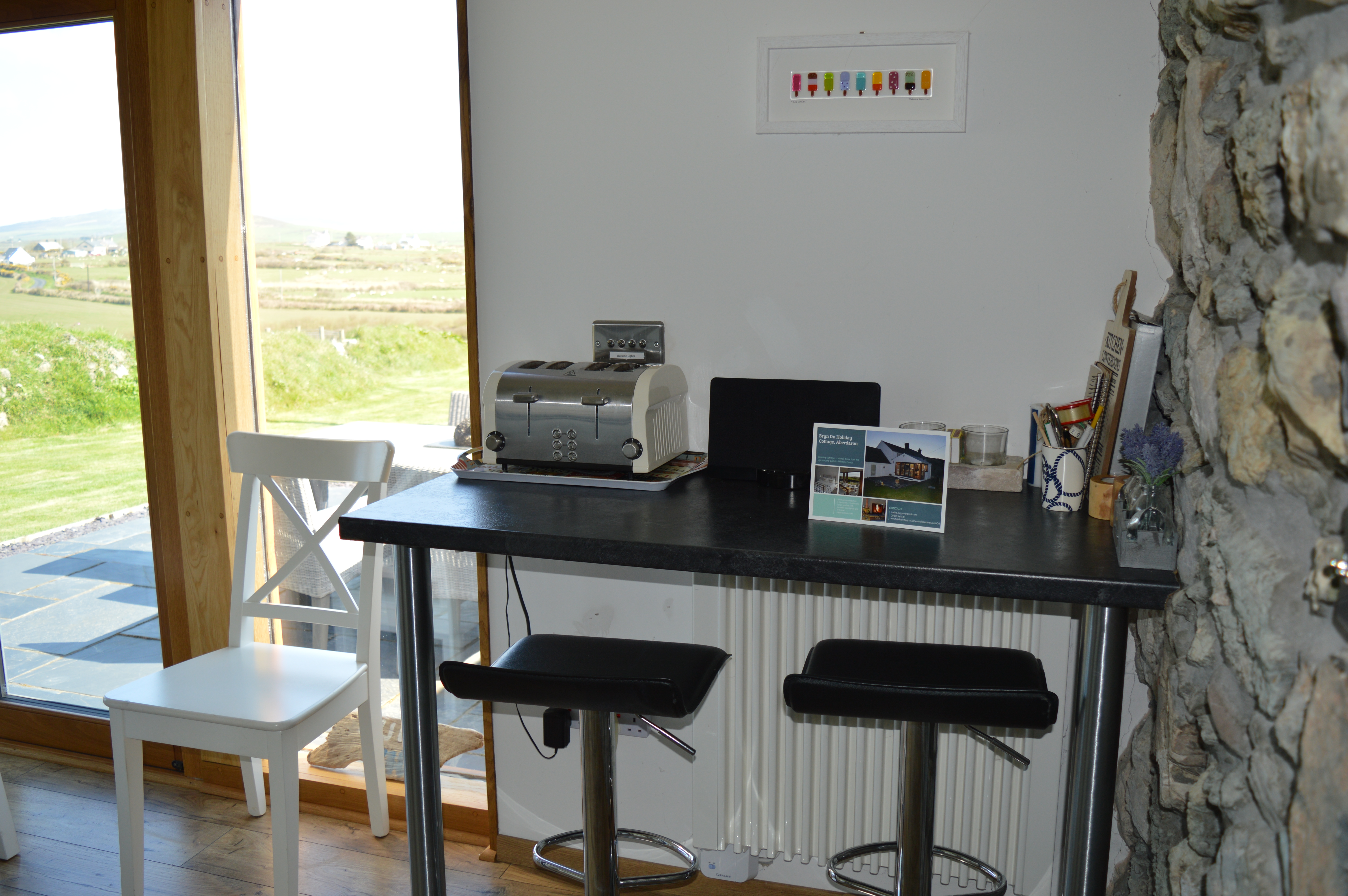 Small bar area in kitchen corner, ideal for laptops 