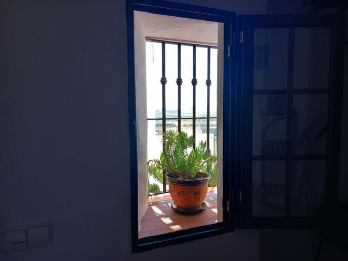 Window out onto the terrace at holiday rental Casa Vista Castillo in Arcos de la Frontera Photo