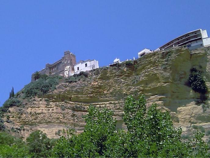 View up towards Arcos de la Frontera´s castle and cliffside Photo