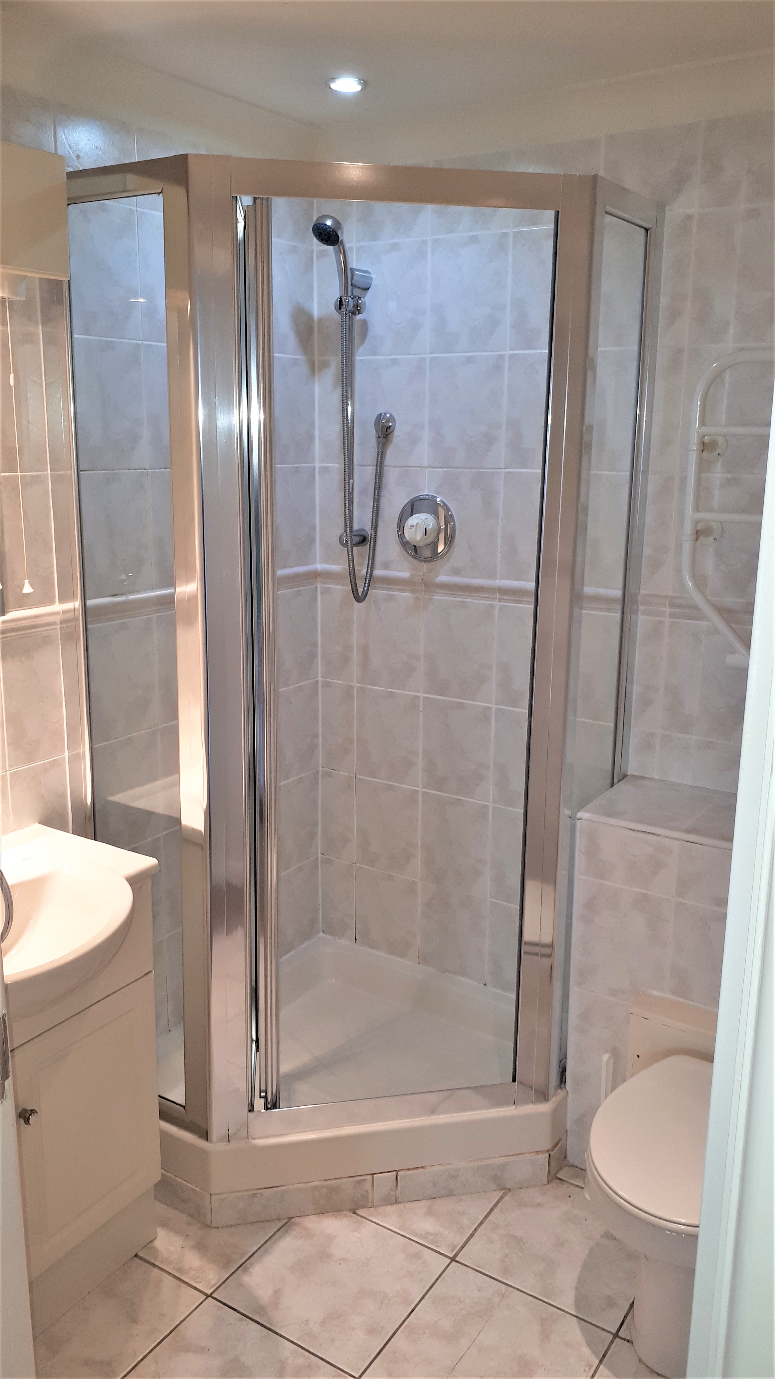 Groundfloor Shower Room Lodge 34, at Atlantic Reach Resort. www.newquay-selfcatering.com