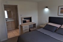 Atlantic Gold Lodge 35. En-suite Kingsize Bedroom with tv. Atlantic Reach Gold Lodges. www.newquay-selfcatering.com