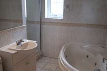 Atlantic Gold Lodge 35, Main Bathroom with Jaccuzzi and Shower. Atlantic Reach Gold Lodges. www.newquay-selfcatering.com