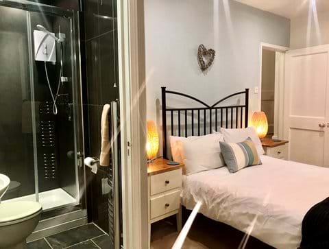 Double bedroom with modern en-suite shower room