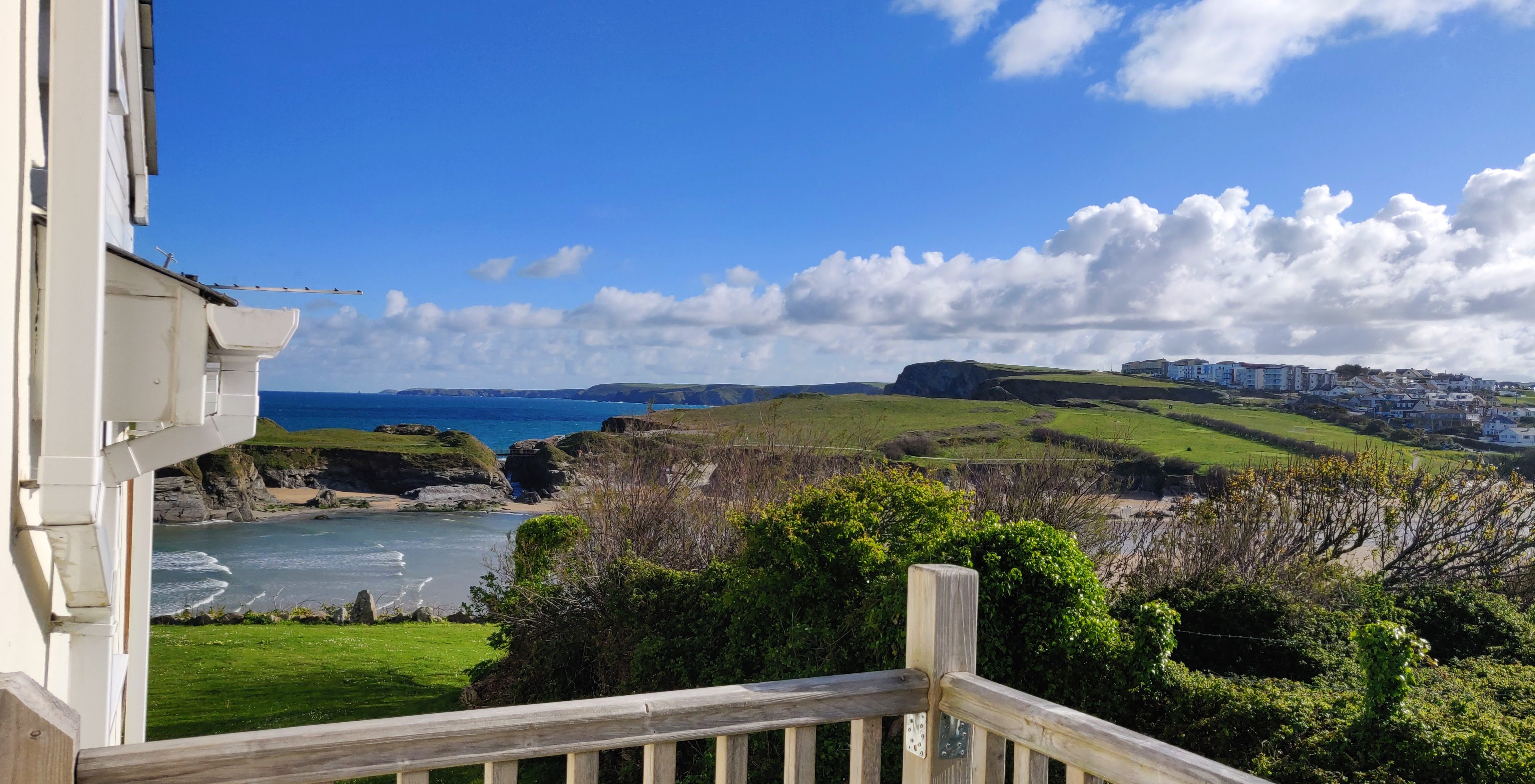 Cliff top holiday home with amazing sea views