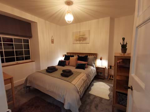 Enfys - romantic king sized bedroom