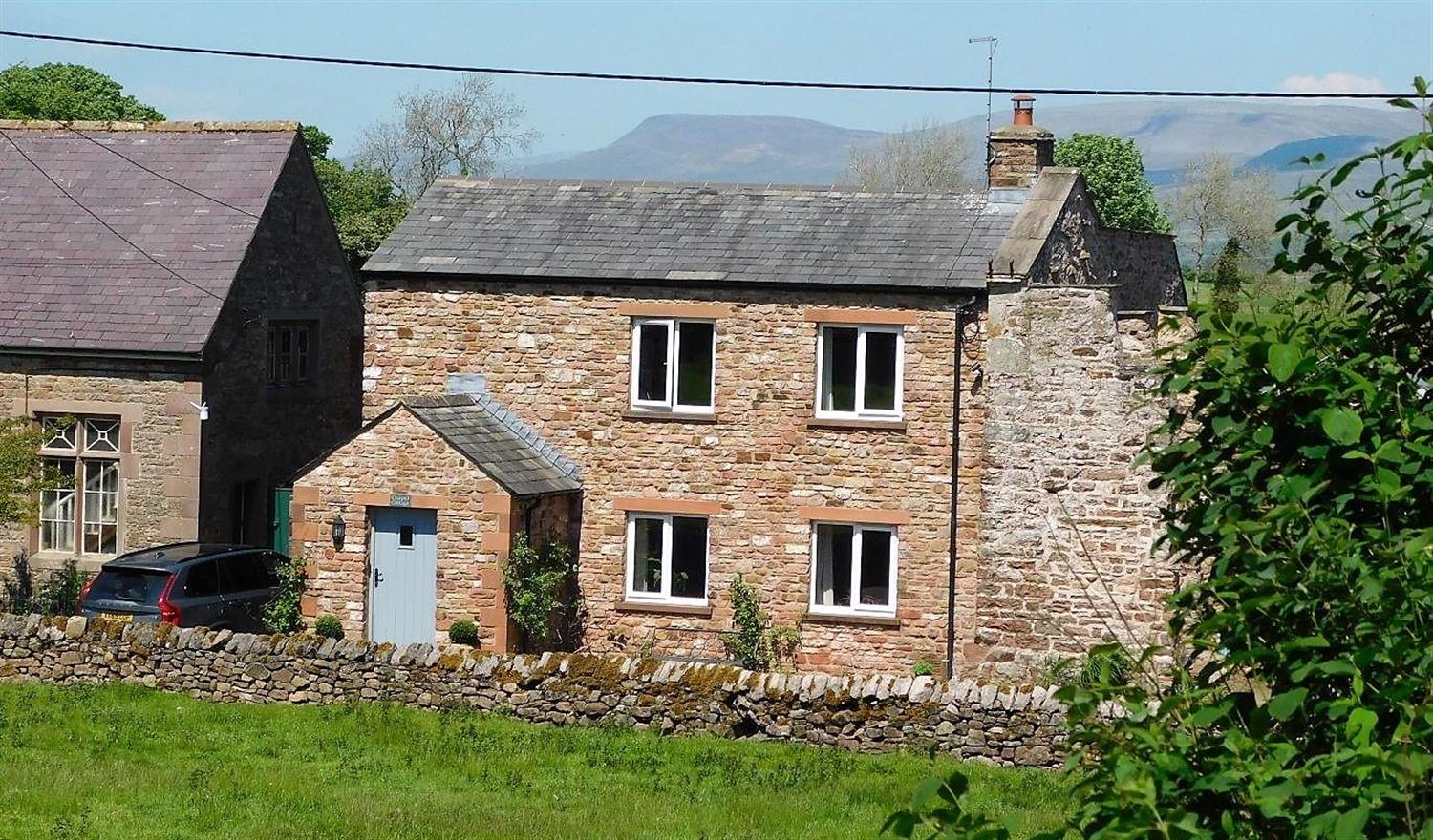 Beautiful 3 Bedroom Cumbrian Holiday Cottage with log burner, close to