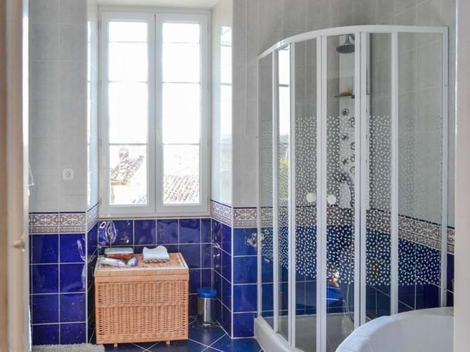 La Chambre Bleue private bathroom