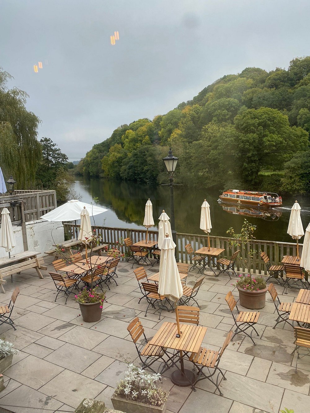 Beautiful riverside pub, Ye Old Ferrie Inn - less than 10 mins walk
