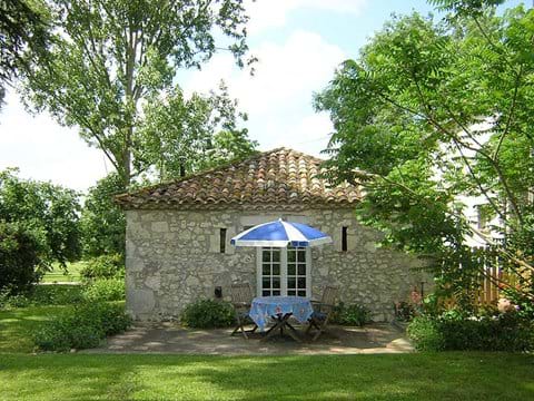 self catering accommodation with pool le temple sur lot
