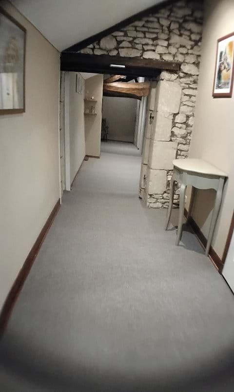 Corridor to both Chambres
