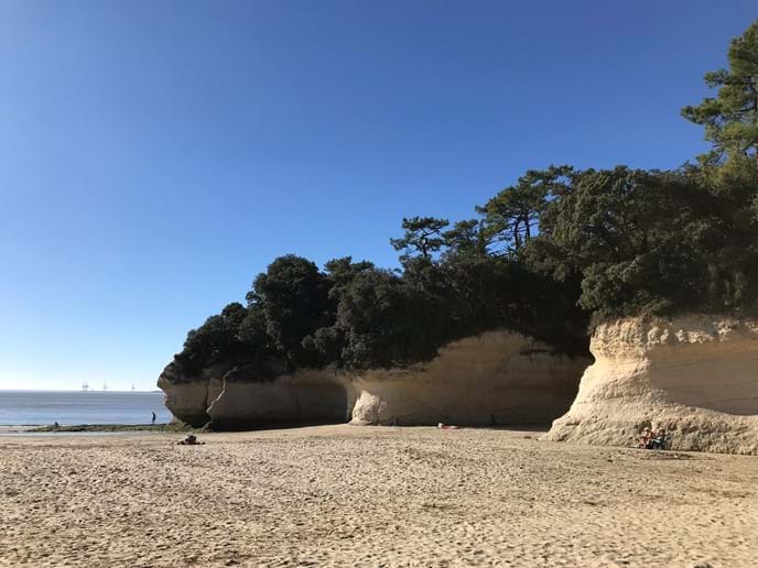 Sheltered coves at Meschers sur Gironde, perfect for rock pooling with younger members of the family