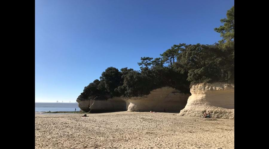 Sheltered coves at Meschers sur Gironde, perfect for rock pooling with younger members of the family