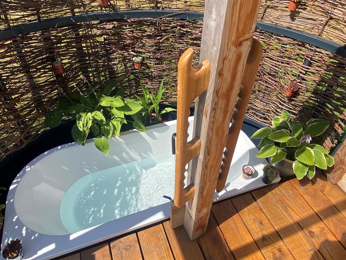 Eco glamping cabin. Outdoor bath