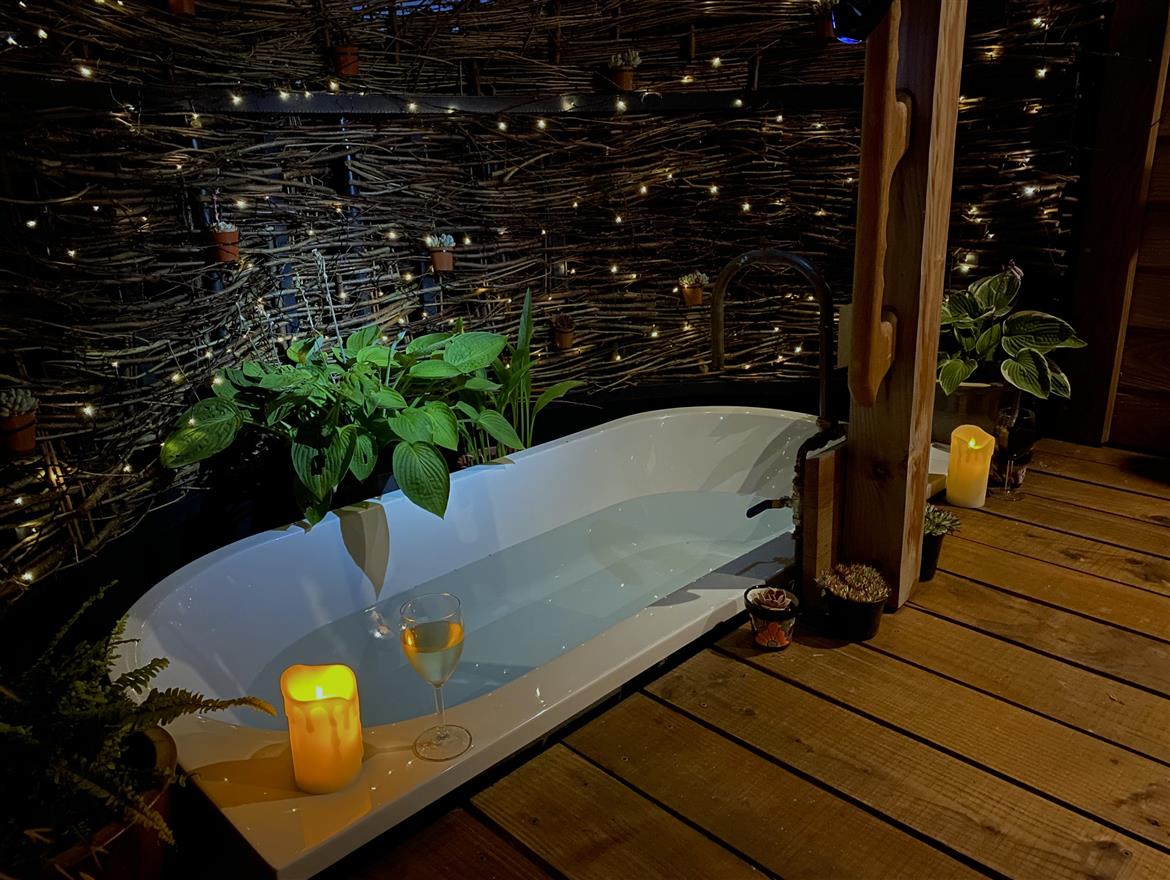 Luxury glamping cabin, Out door bath, under the stars, Aberystwyth Mid Wales