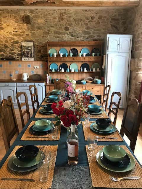 The kitchen: dining table for 12 | La cuisine : de la place pour 12