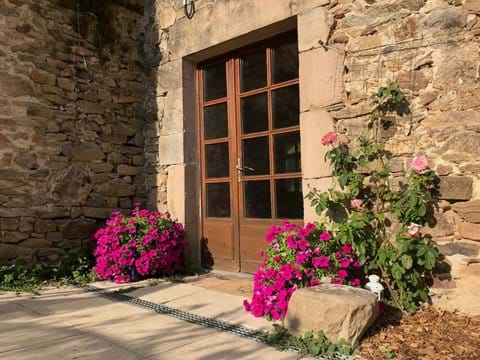 La porte donnant sur le jardin-close / the door onto the courtyard garden