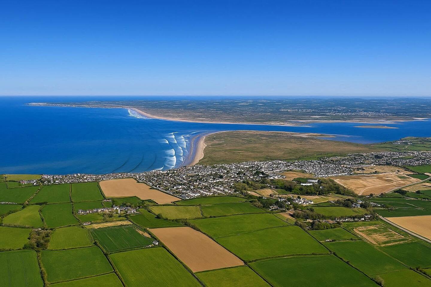 This Westward Ho! AirBnB holiday home is situated a short walk from the beach, shops, pubs, North Devon Golf Club, and North Burrows Country Park,,