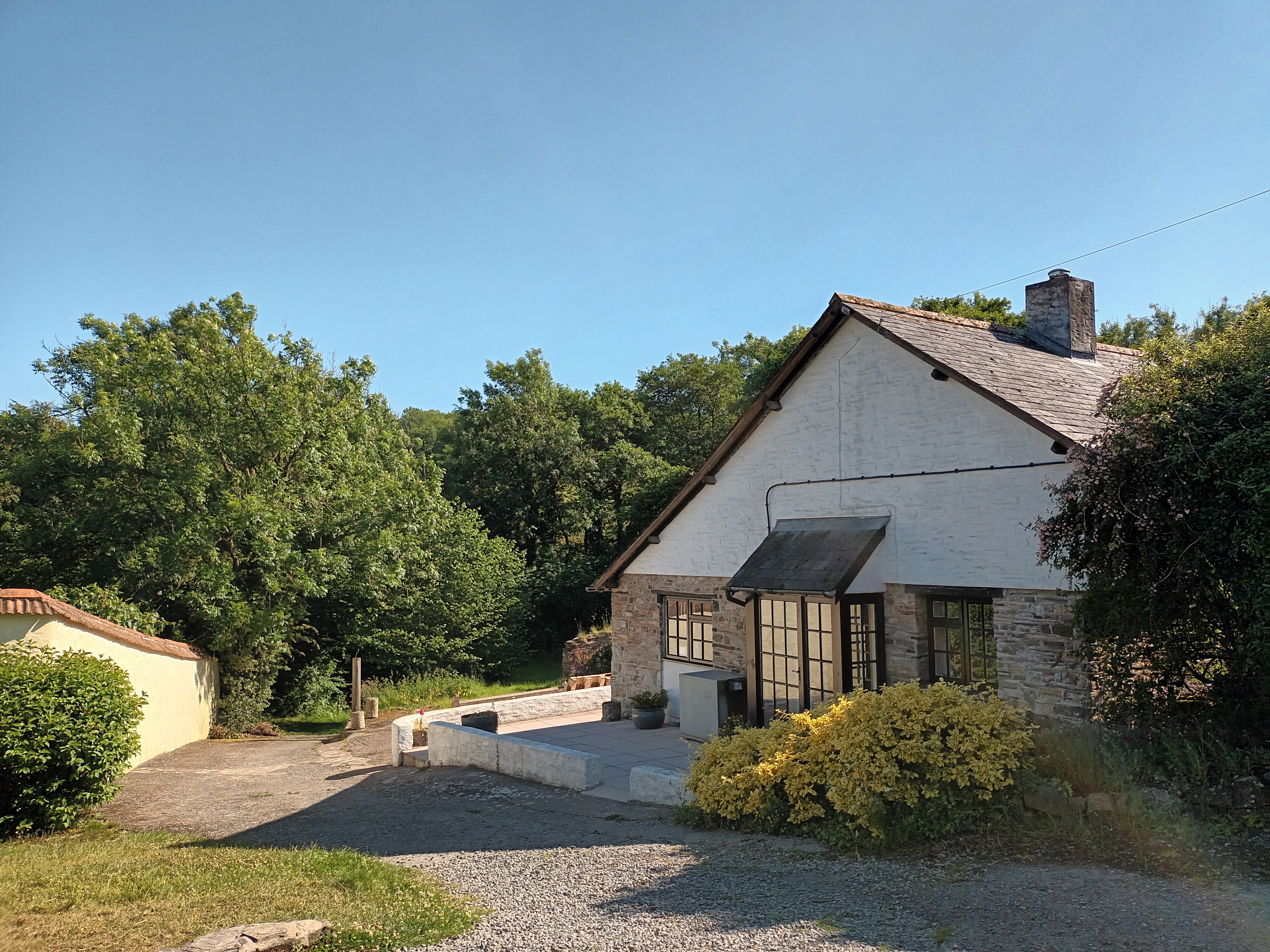 Family-friendly cottage with private parking