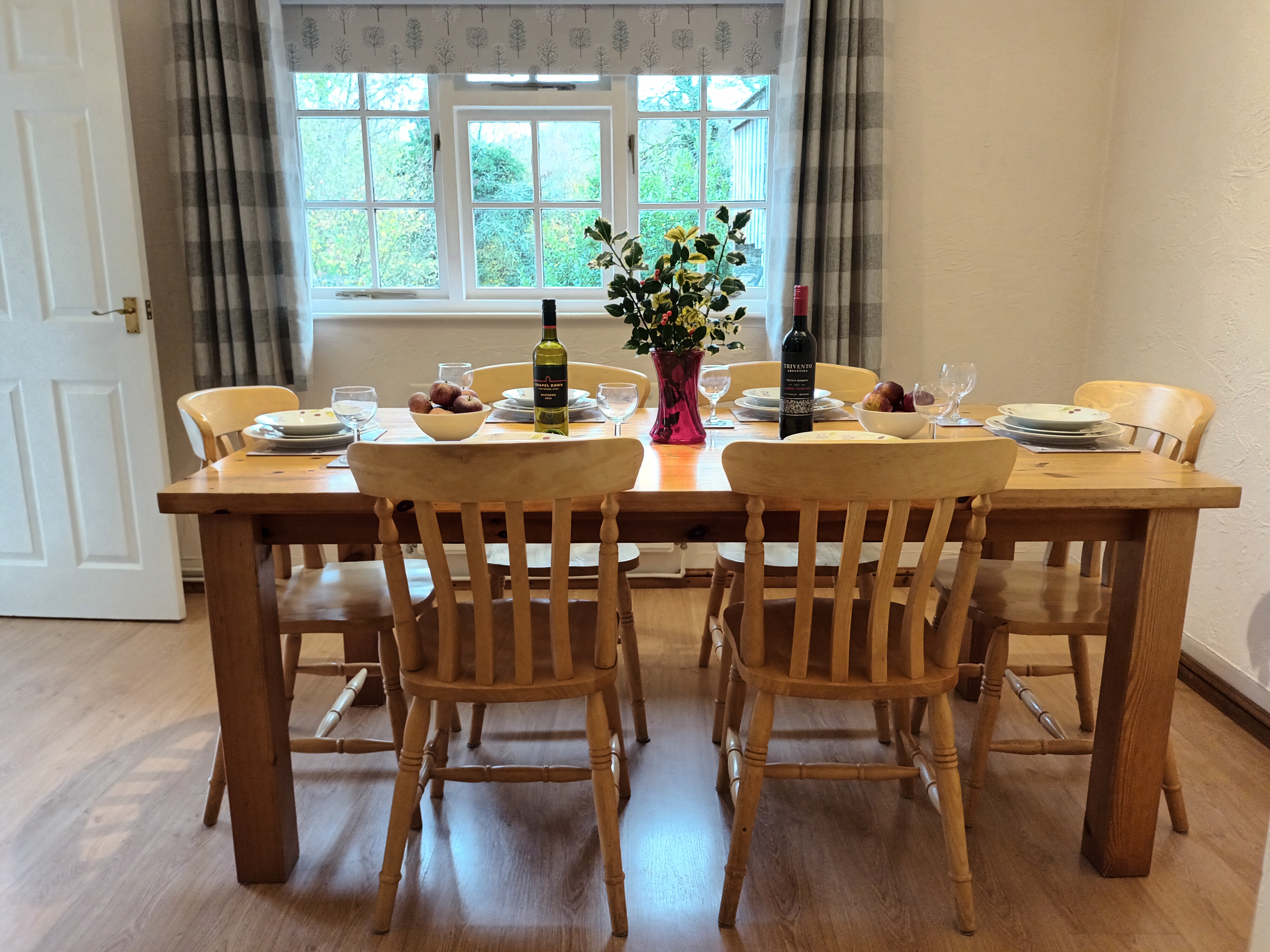 6 or 7 guests can eat together at the main dining table