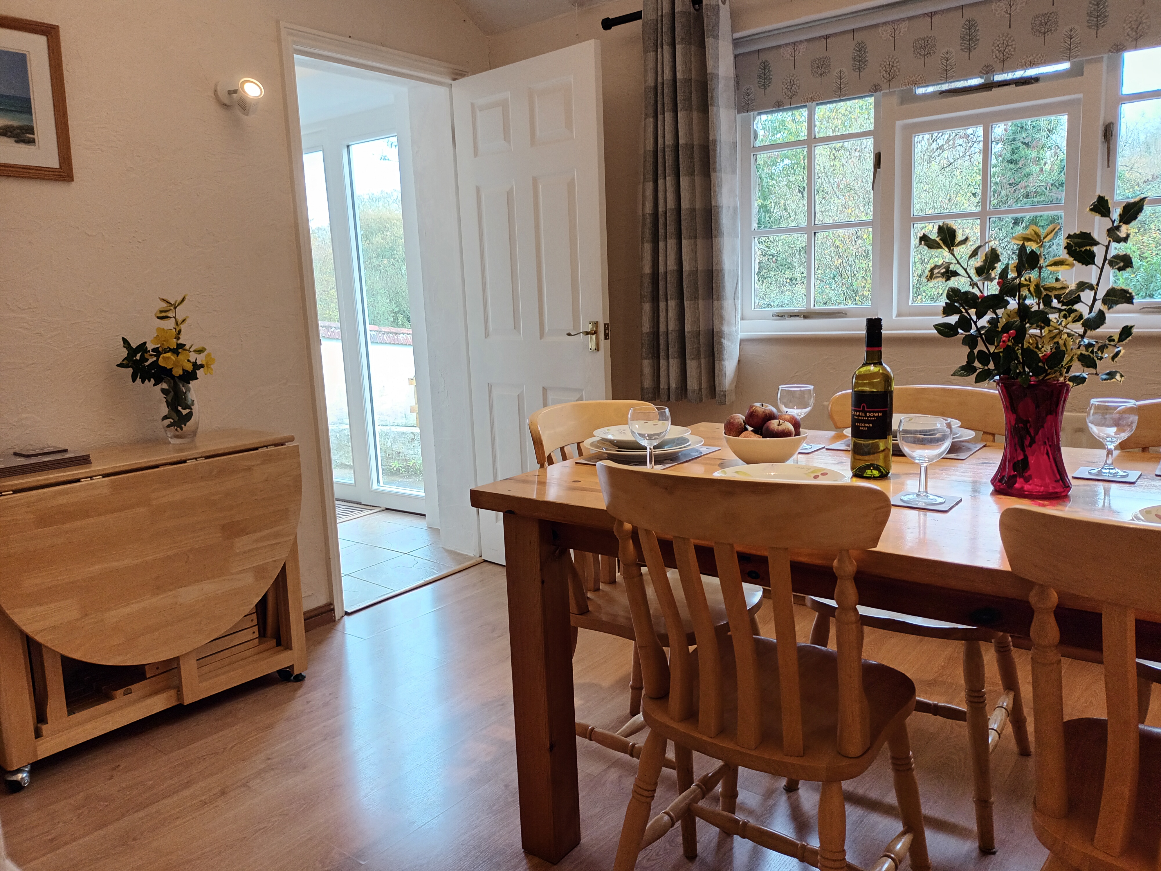 A second fold up table provides seating for an additional 4 guests – perfect for groups who have booked multiple cottages
