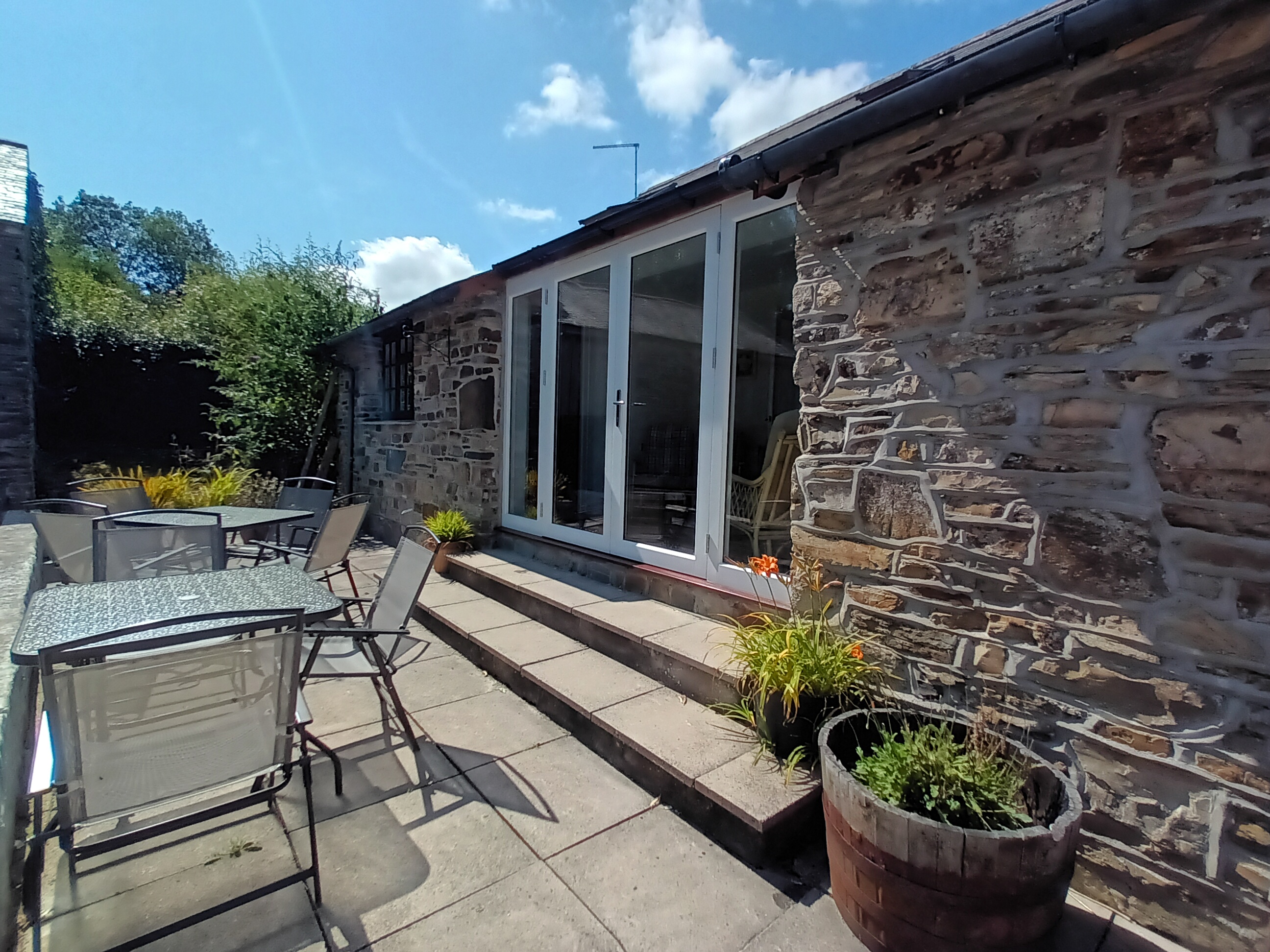 South facing outdoor dining space for 7