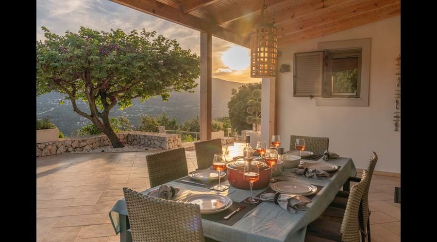 outside dining in the evening Photo