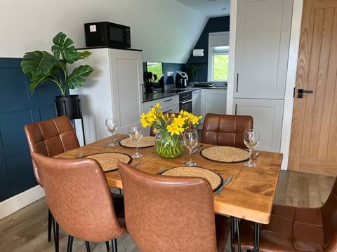 DINING & KITCHEN