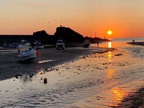 SUNSET OUT TO SEA AT SUMMERLEAZE BEACH (BLUE FLAG)