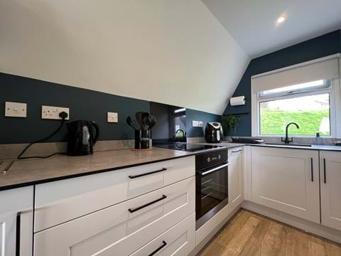 FULLY FITTED KITCHEN