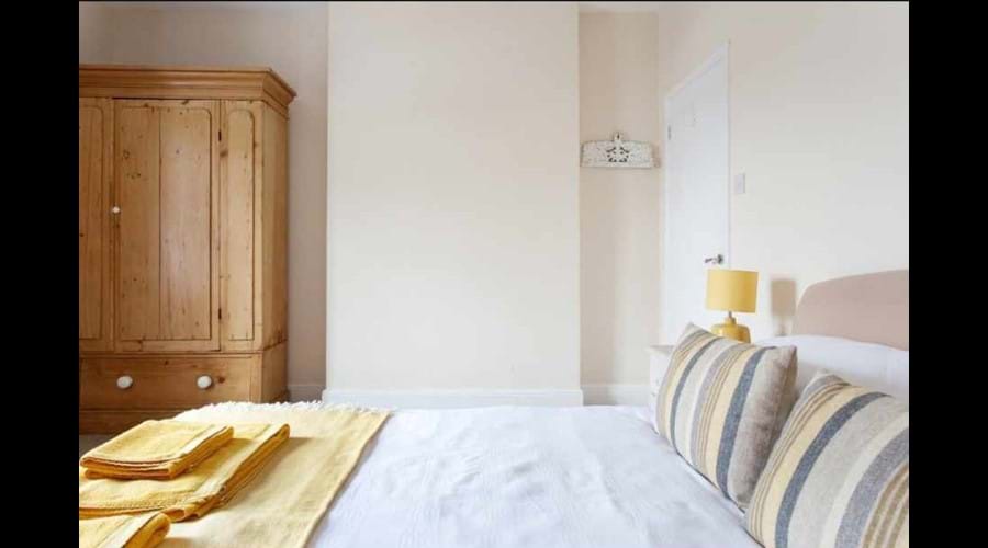 Bedroom 1 (1 Kingsize bed, 1 single sofa bed)