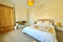 Bedroom 1 (1 Kingsize bed, 1 single sofa bed)