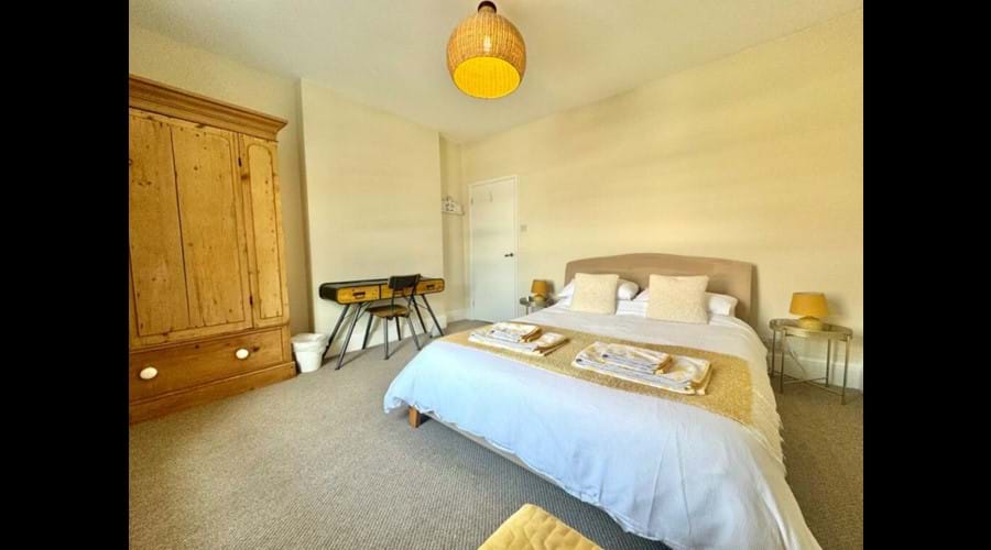 Bedroom 1 (1 Kingsize bed, 1 single sofa bed)