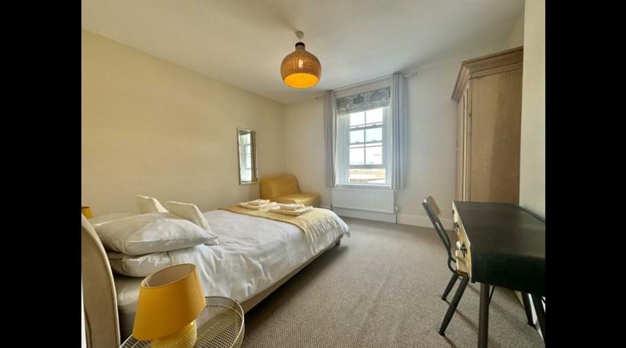 Bedroom 1 (1 Kingsize bed, 1 single sofa bed)