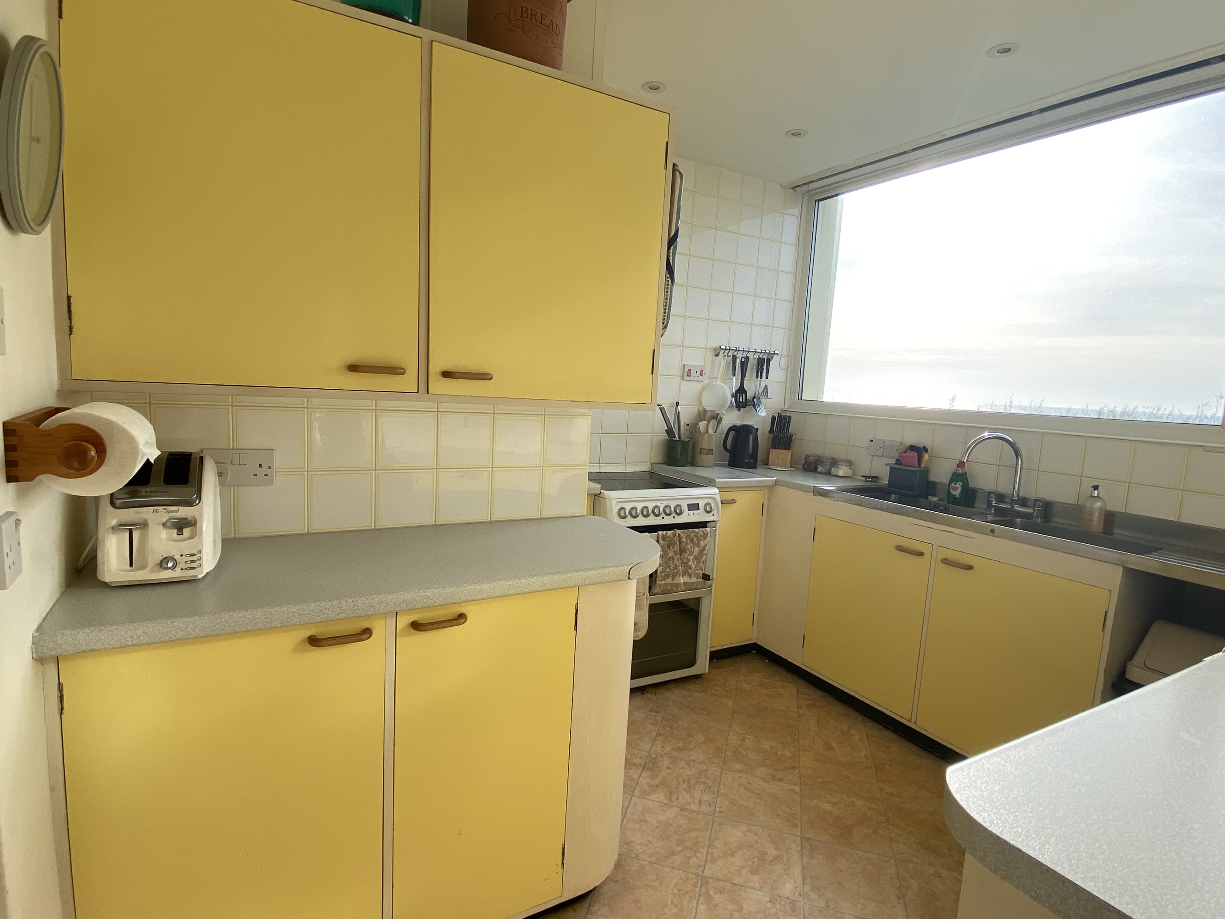 Kitchen with sea view