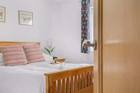 Spacious, bright, and well-equipped – unwind in this en-suite master with everything you need for a great night’s sleep.