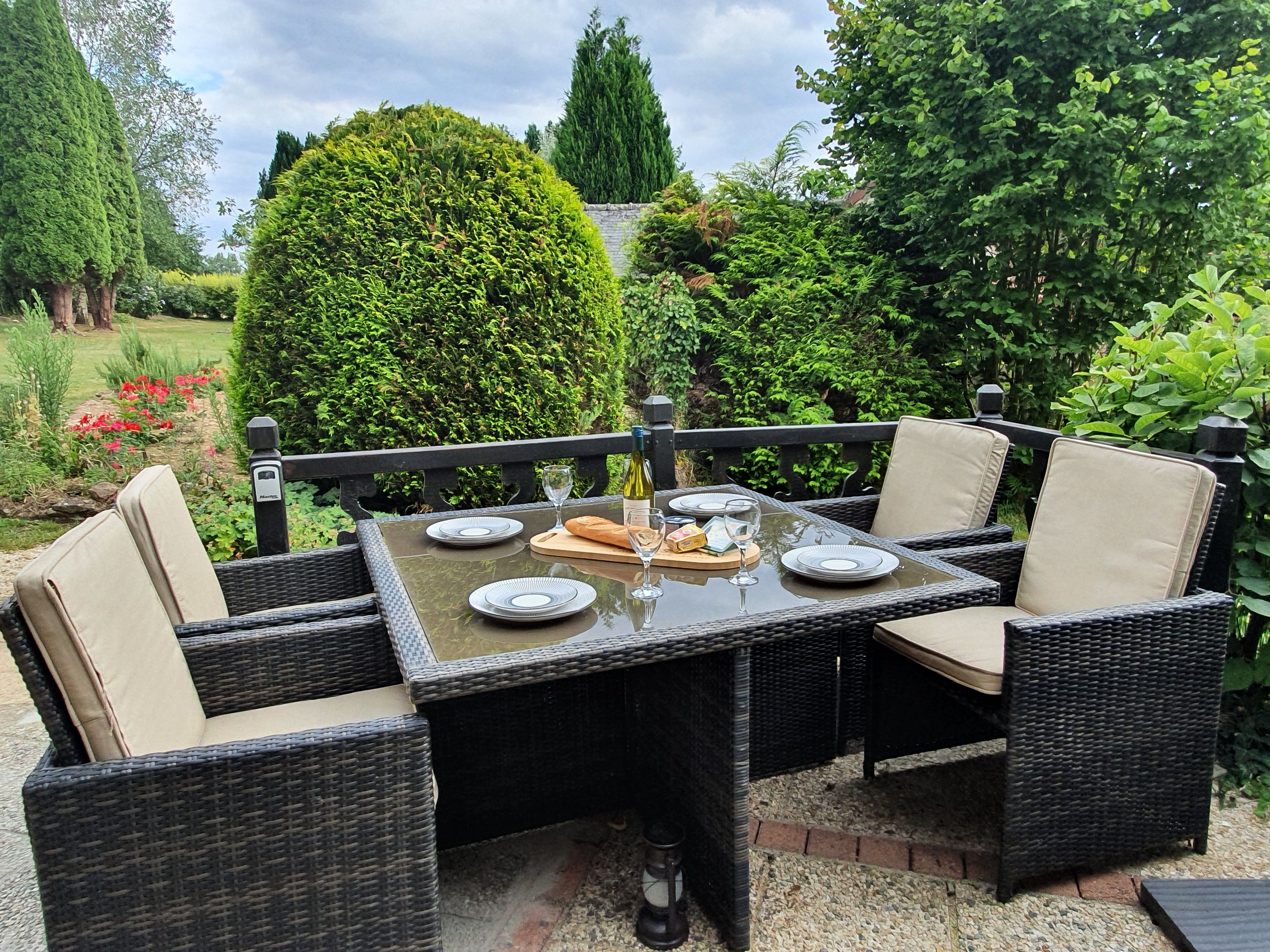 Outdoor alfresco dining