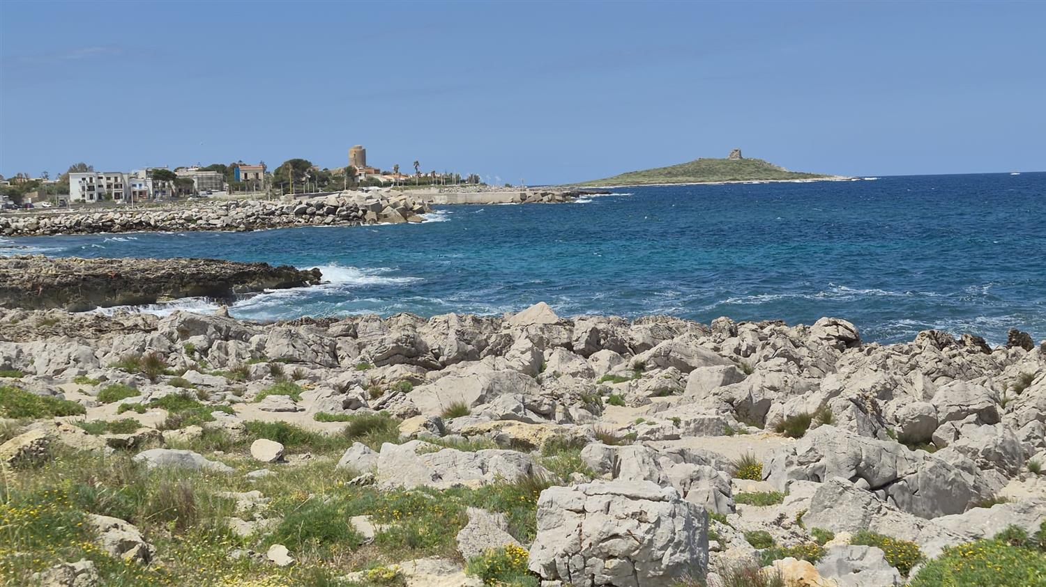 Costa rocciosa con l’isolotto di Isola delle Femmine sullo sfondo, Sicilia