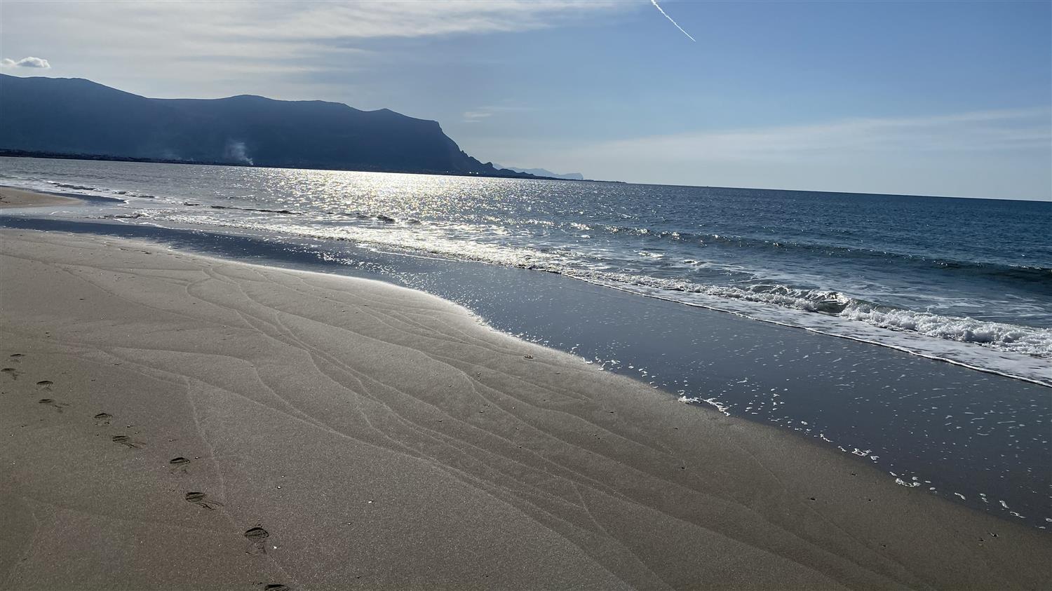 Spiaggia sabbiosa e mare limpido a Isola delle Femmine vicino Palermo, Sicilia